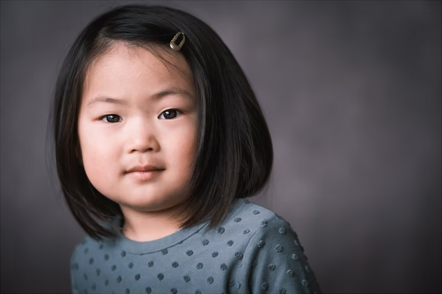 ヘアピンをつけた女の子のポートレート